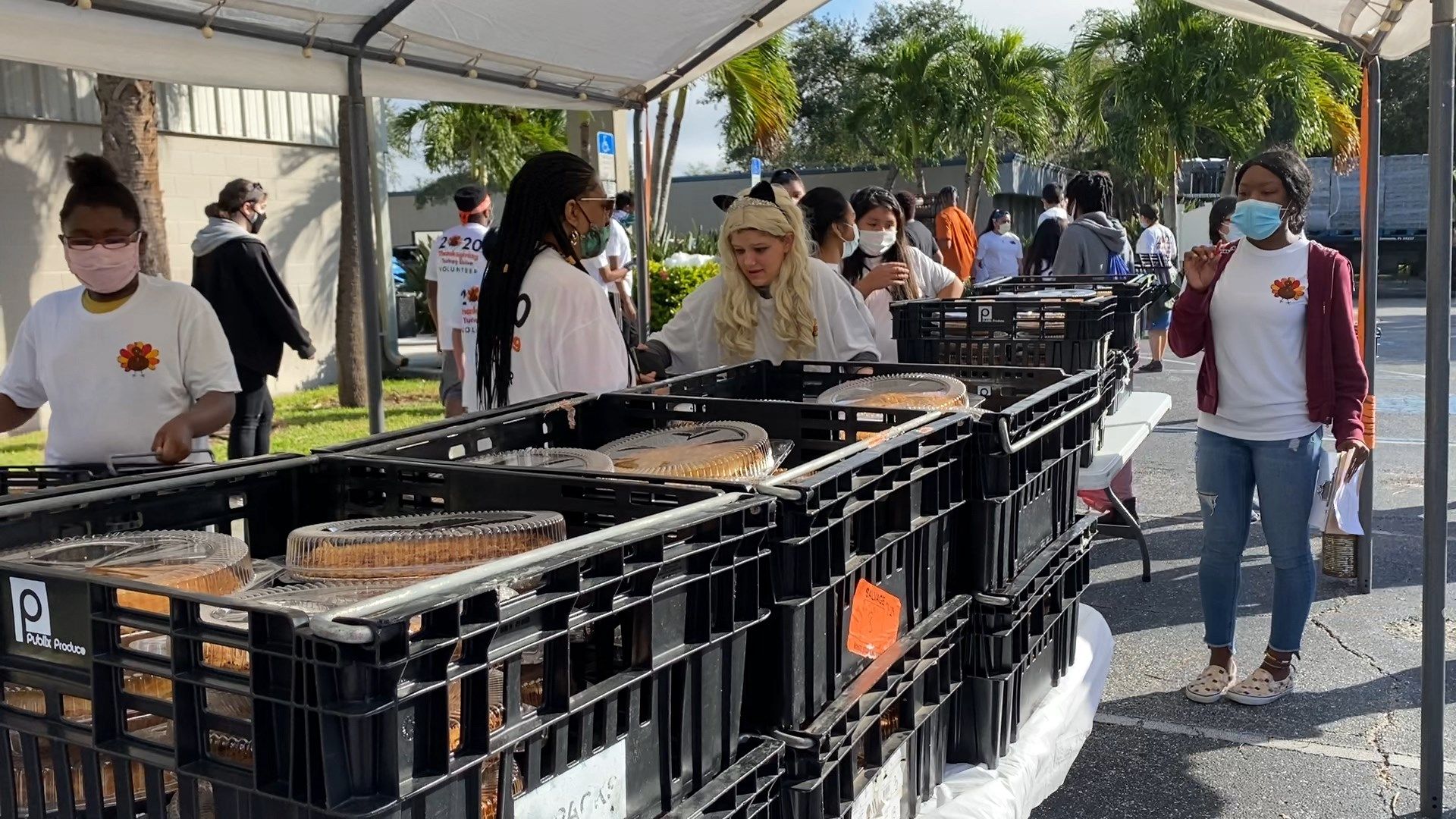 700 families on the Suncoast receive turkey dinners for Thanksgiving