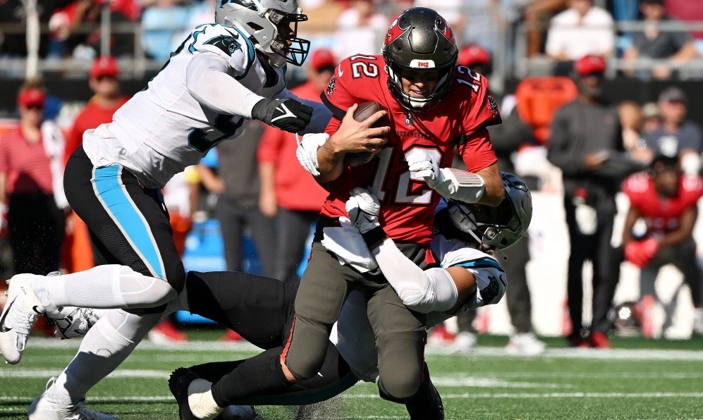 Panthers stun Brady, Bucs 21-3 as Tampa Bay drops below .500