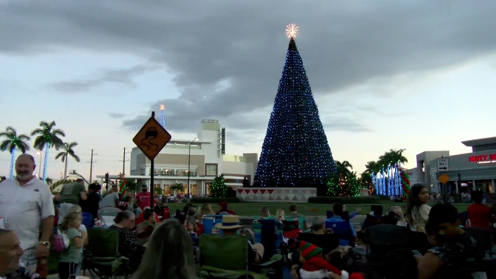 Santa's Grand Arrival Parade brings Christmas spirit to Sarasota