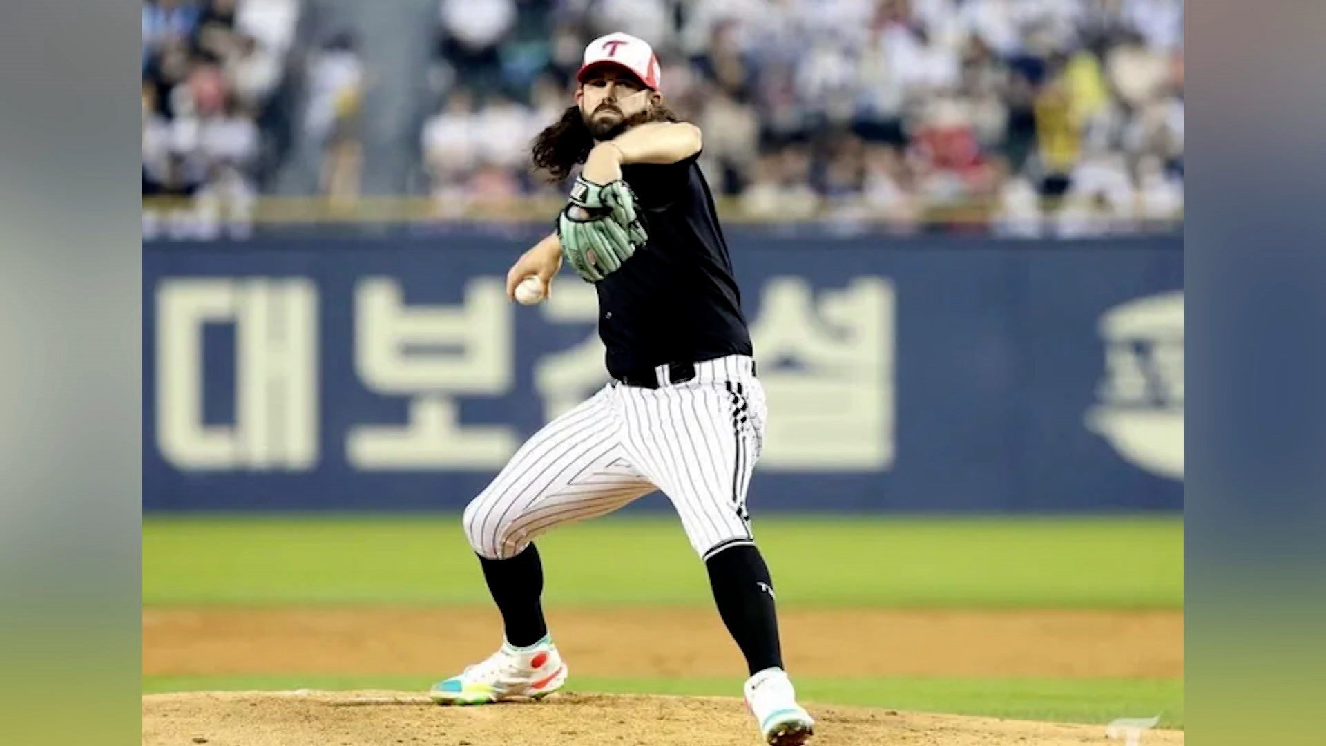 Sarasotas Casey Kelly re-signs with KBOs LG Twins